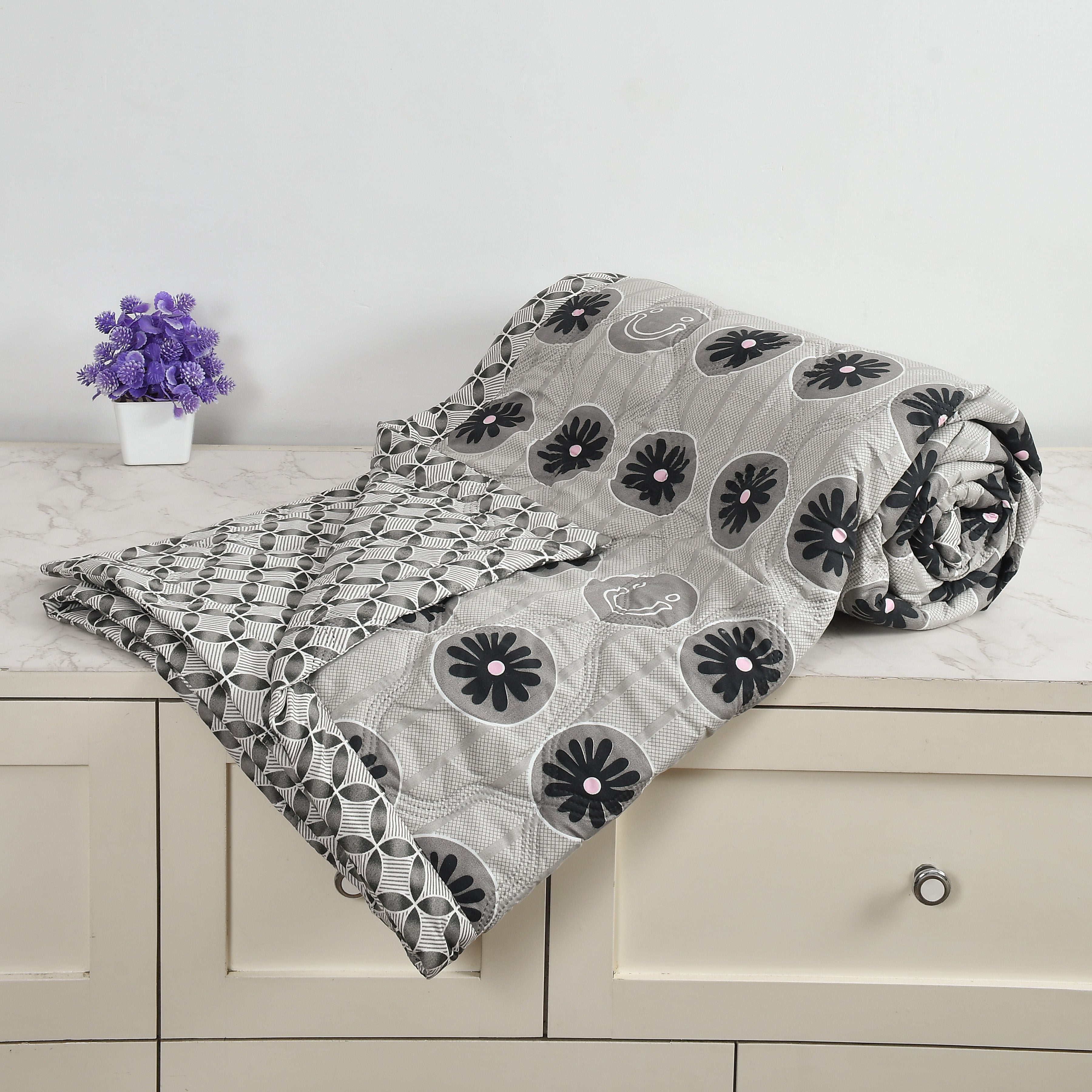 Furnofy 200 GSM Premium King Size Reversible Comforter/Quilt (220x224 cm) - Microfiber, Pack of 1, Abstract Black