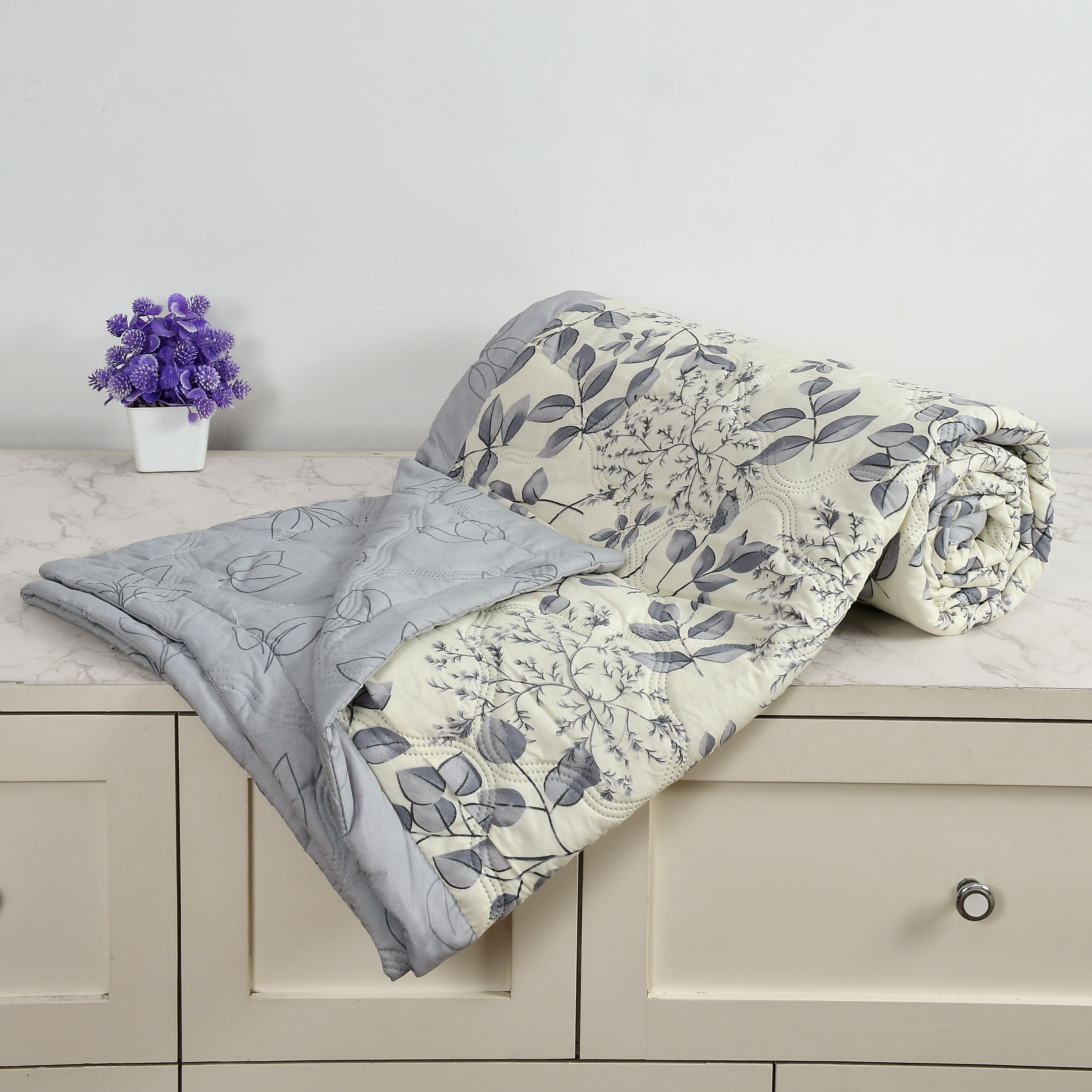 Furnofy 200 GSM Premium King Size Reversible Comforter/Quilt (220x224 cm) - Microfiber, Pack of 1, Floral White