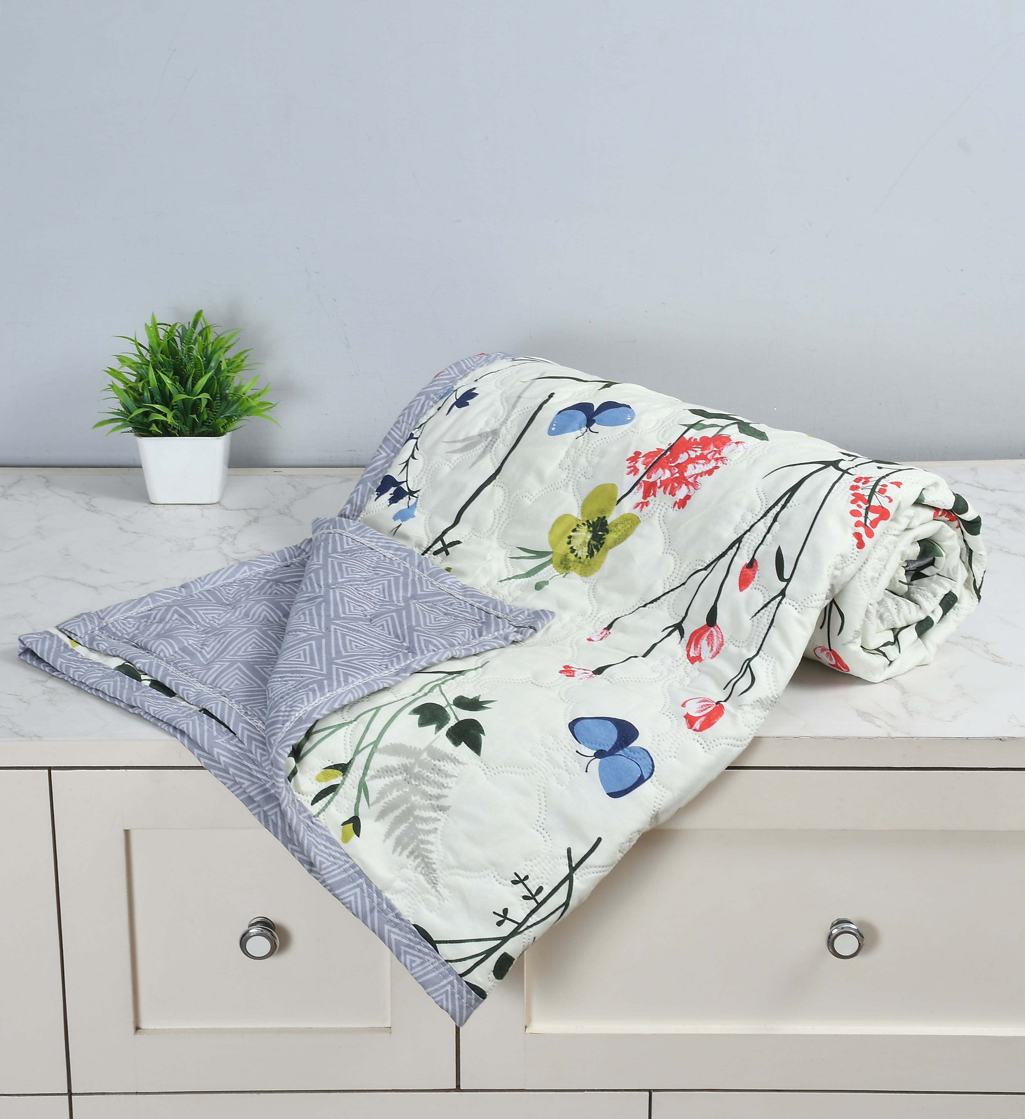 Furnofy 200 GSM Premium King Size Reversible Comforter/Quilt (220x224 cm) - Microfiber, Pack of 1, Floral White