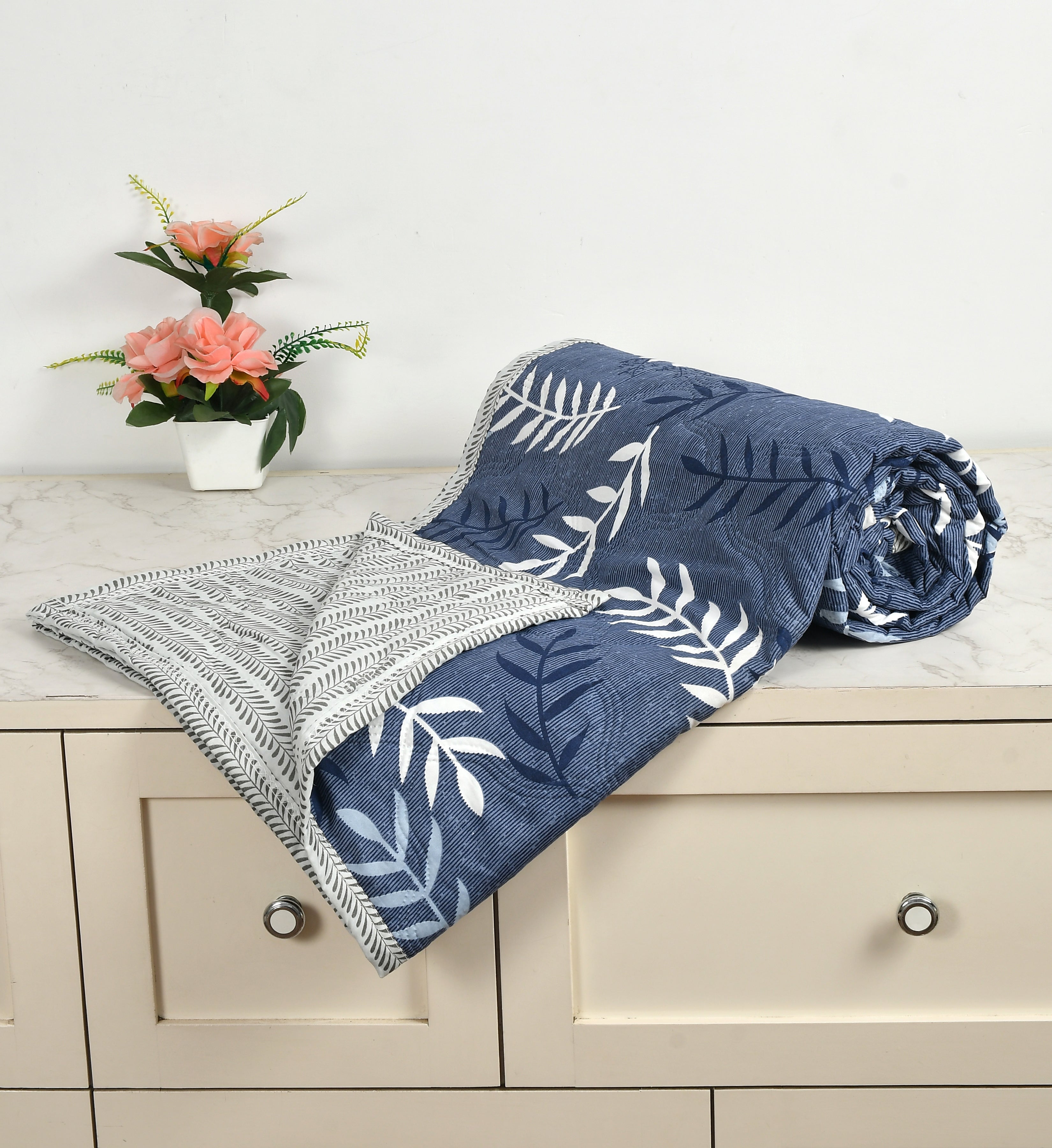 Furnofy 200 GSM Premium King Size Reversible Comforter/Quilt (220x224 cm) - Microfiber, Pack of 1