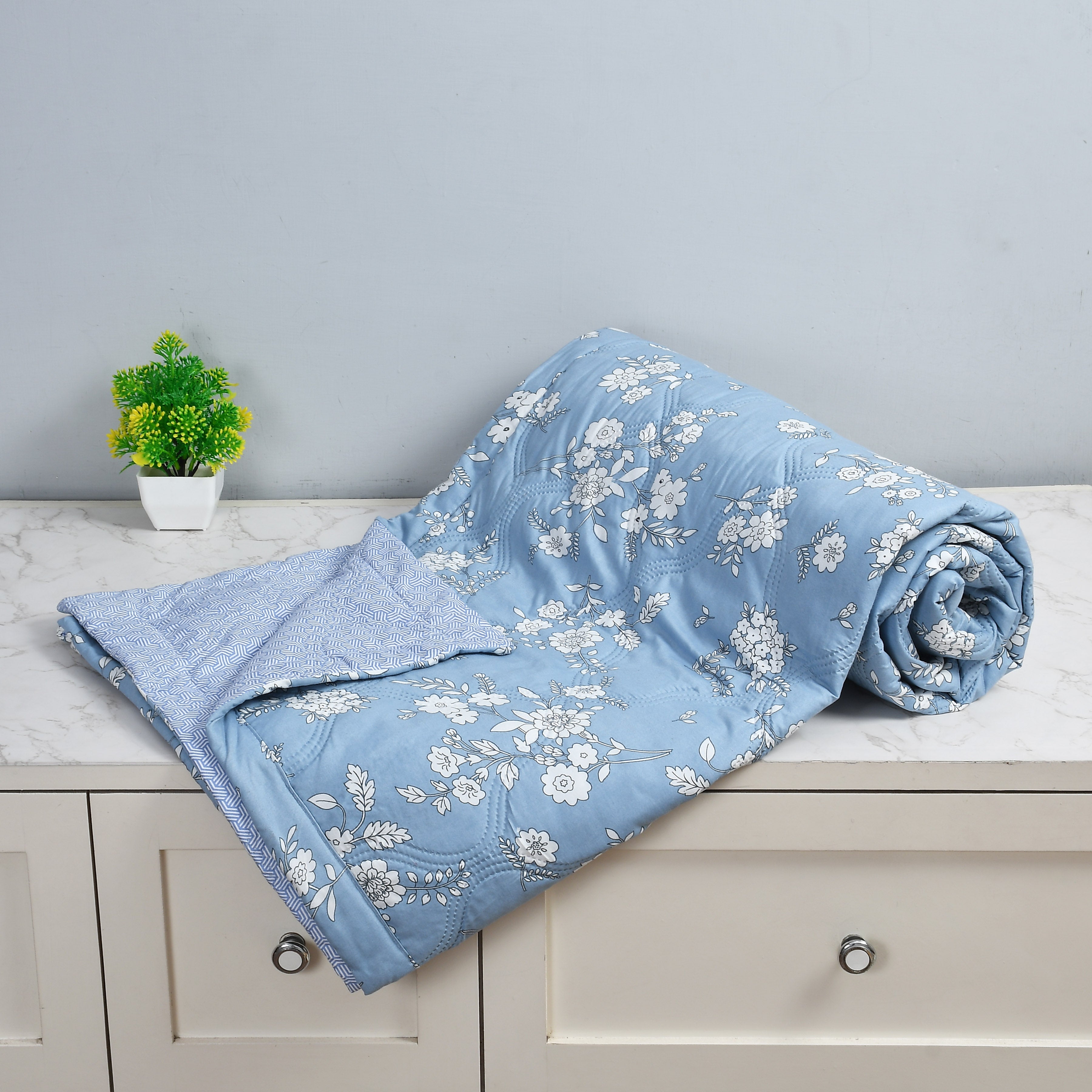 Furnofy 200 GSM Premium King Size Reversible Comforter/Quilt (220x224 cm) - Microfiber, Pack of 1, Floral - Blue