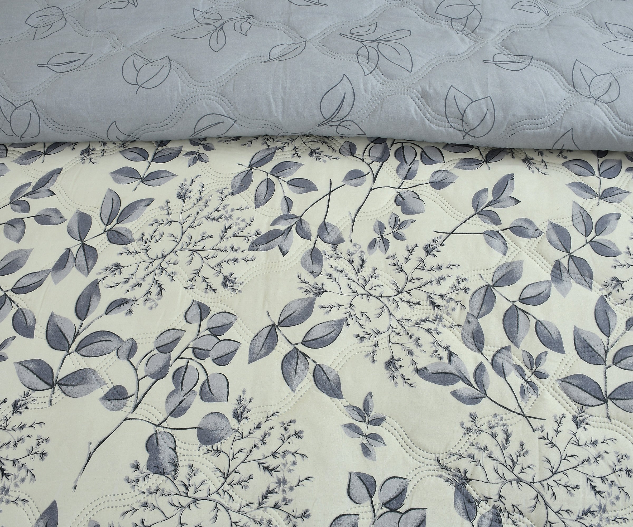 Furnofy 200 GSM Premium King Size Reversible Comforter/Quilt (220x224 cm) - Microfiber, Pack of 1, Floral White