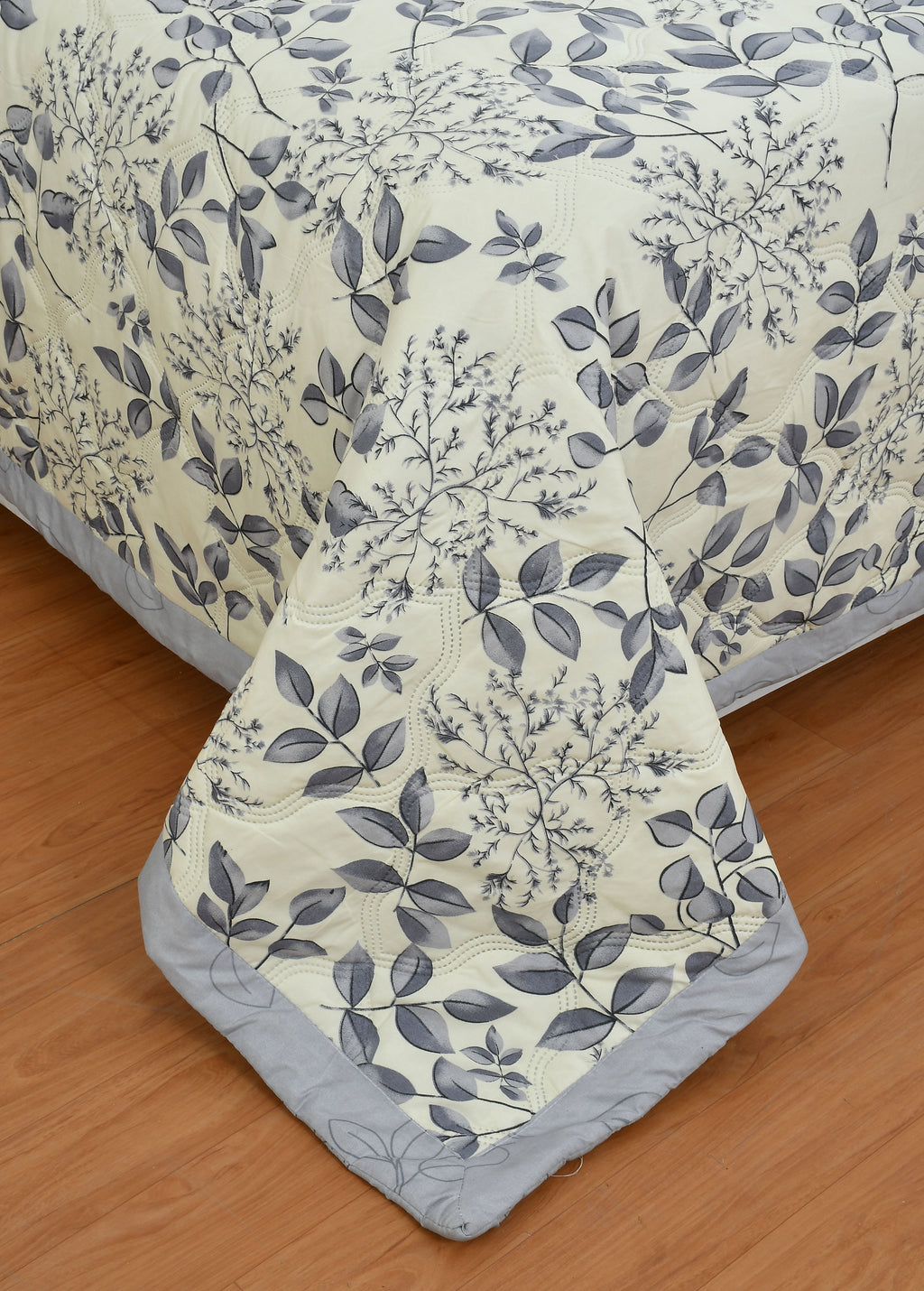 Furnofy 200 GSM Premium King Size Reversible Comforter/Quilt (220x224 cm) - Microfiber, Pack of 1, Floral White