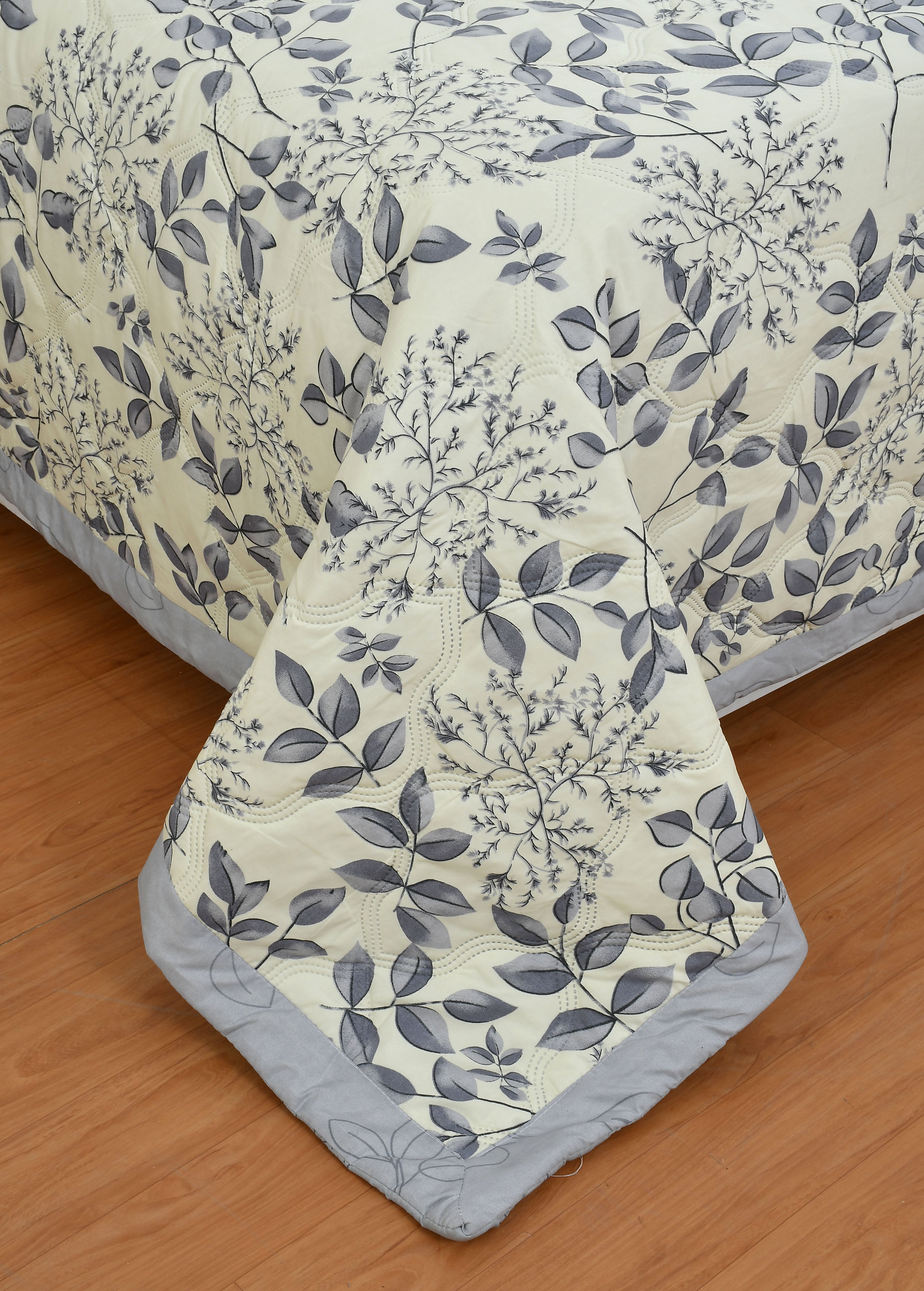 Furnofy 200 GSM Premium King Size Reversible Comforter/Quilt (220x224 cm) - Microfiber, Pack of 1, Floral White