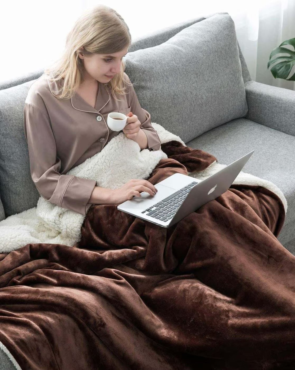 Furnofy Premium Soft Sherpa Warm Blankets (85x90 Inches) - Dark Coffee