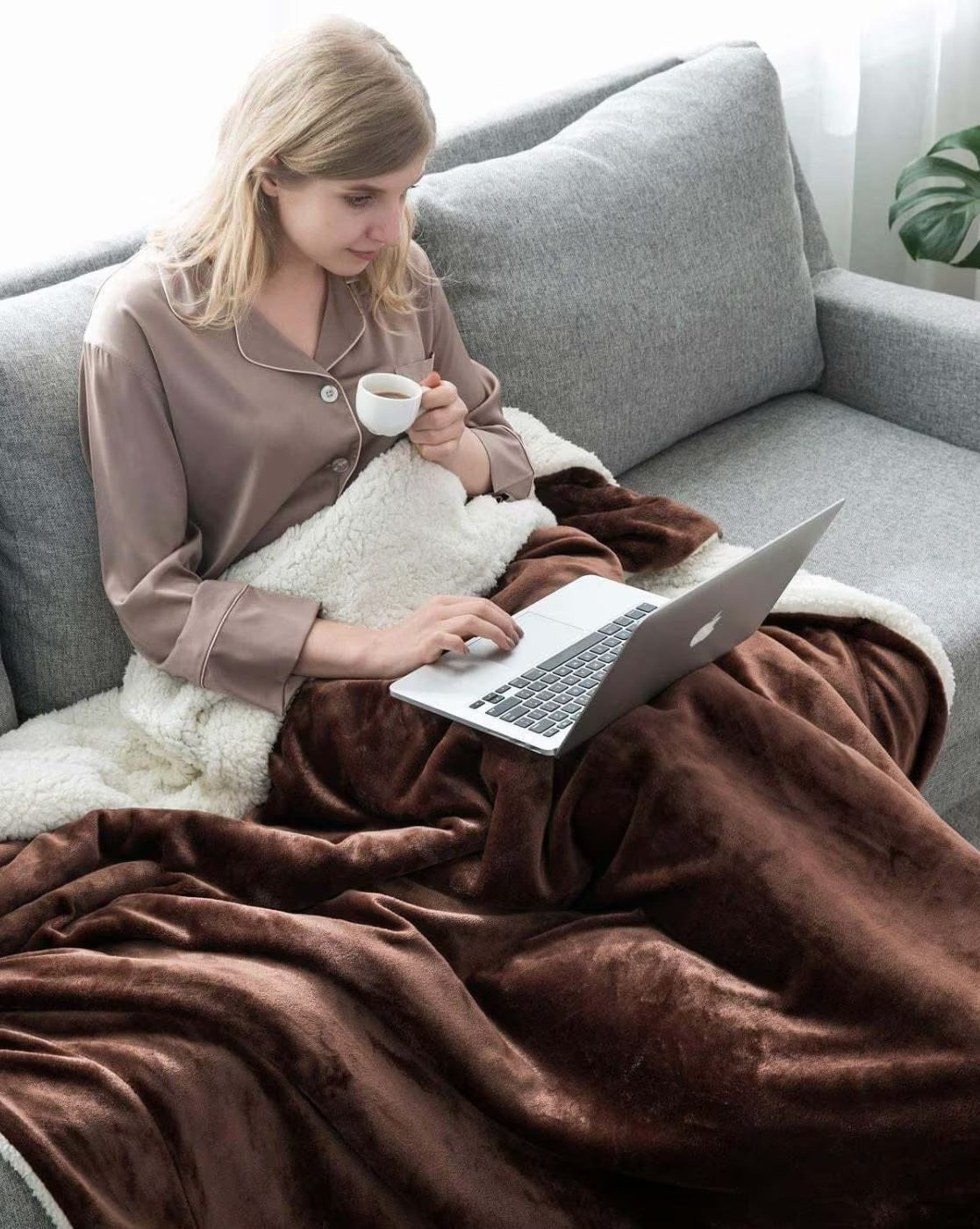Furnofy Premium Soft Sherpa Warm Blankets (85x90 Inches) - Dark Coffee
